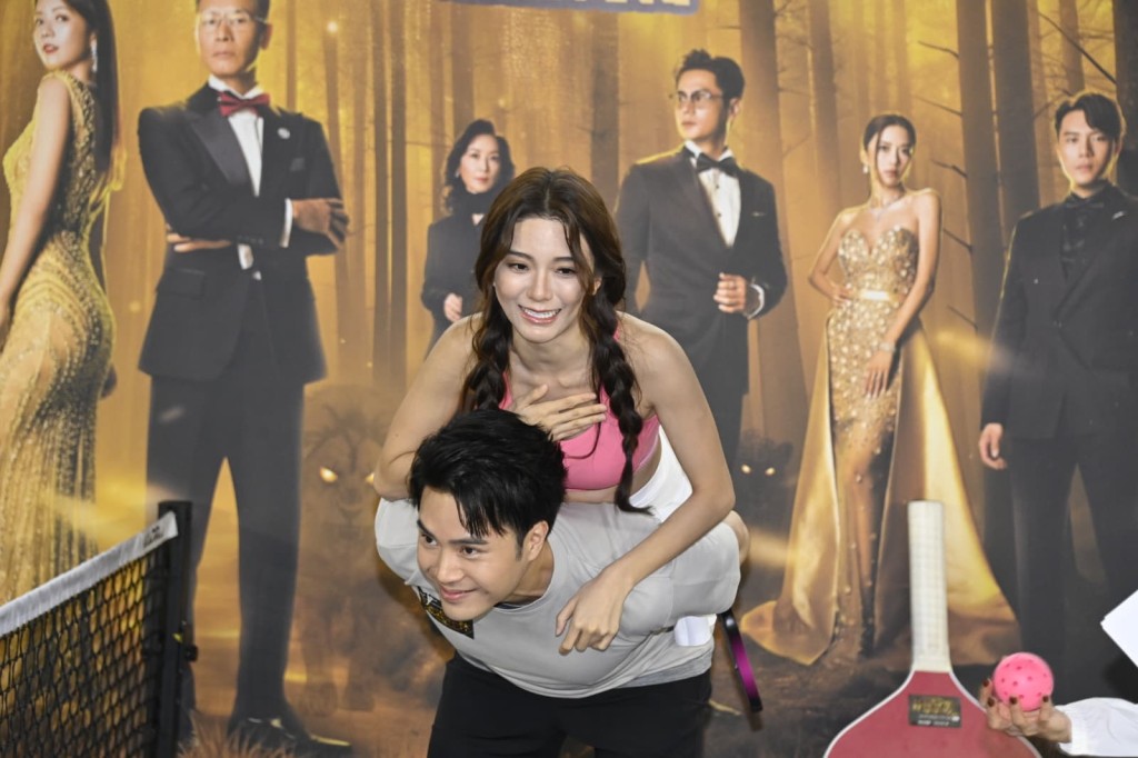 陳星妤指陳浚霆拍跳海戲時甩過骹。 陳星妤指陳浚霆拍跳海戲時甩過骹。