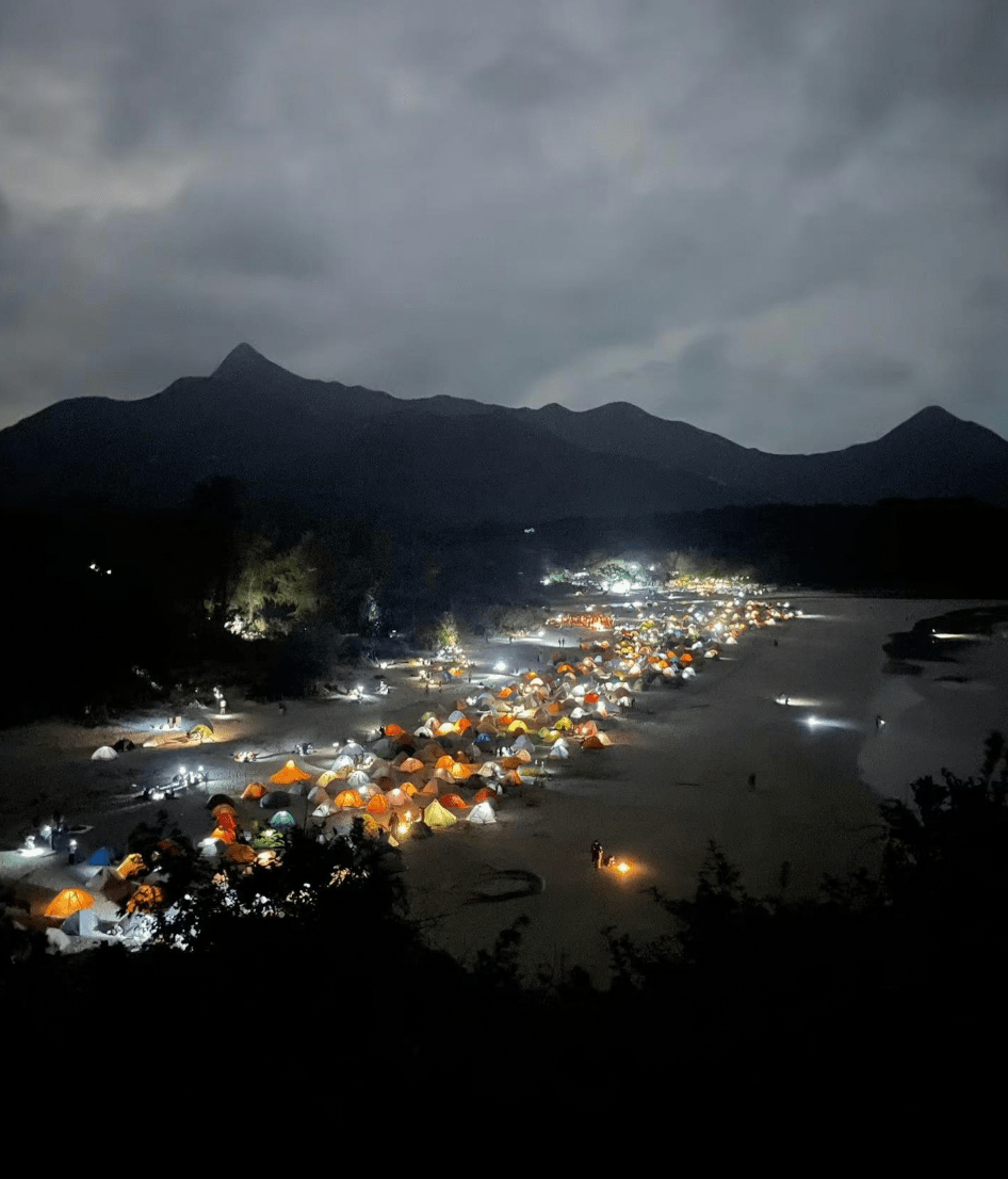 網上流傳圖片顯示,西貢鹹田灣等地驚現「淪陷」慘況,沙灘及山頭被密密麻麻的露營陣佔領。小紅書圖片 網上流傳圖片顯示,西貢鹹田灣等地驚現「淪陷」慘況,沙灘及山頭被密密麻麻的露營陣佔領。小紅書圖片