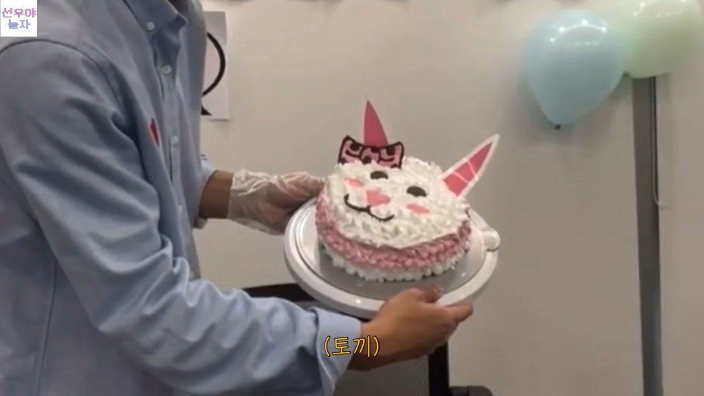 上淵整好蛋糕不停擺平想畀粉絲睇。