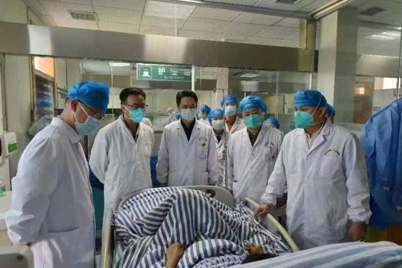  4月16日，张文宏教授团队到怀化市第一人民医院感染病中心，对科室危重和疑难病人进行教学查房和病例讨论会诊。受访者提供