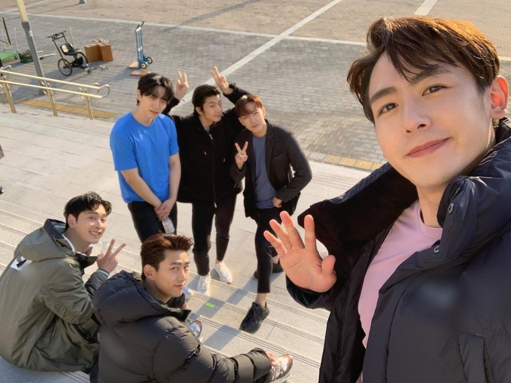 Nichkhun上星期在IG貼出6人久違的最新合照。