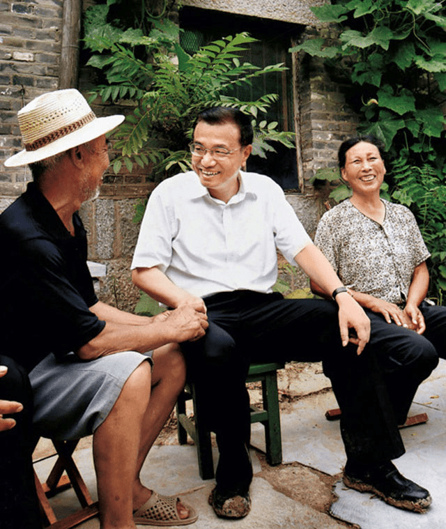 2010年7月8日，李克強在山東濟寧市嘉祥縣大孫村與貧困戶孫樹節一家親切交談。新華社