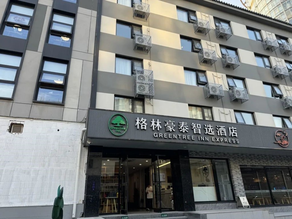 北京一間快捷型酒店推出「樓梯房間」引起爭議。