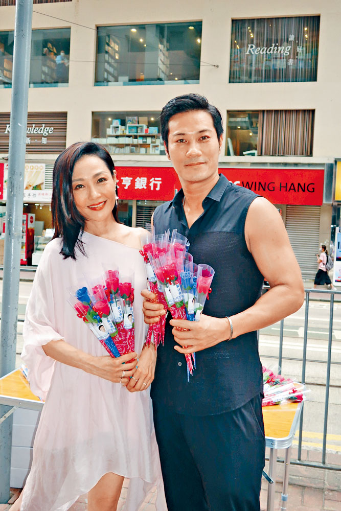 楊玉梅、黃竣鋒到鬧市派花給媽媽們。