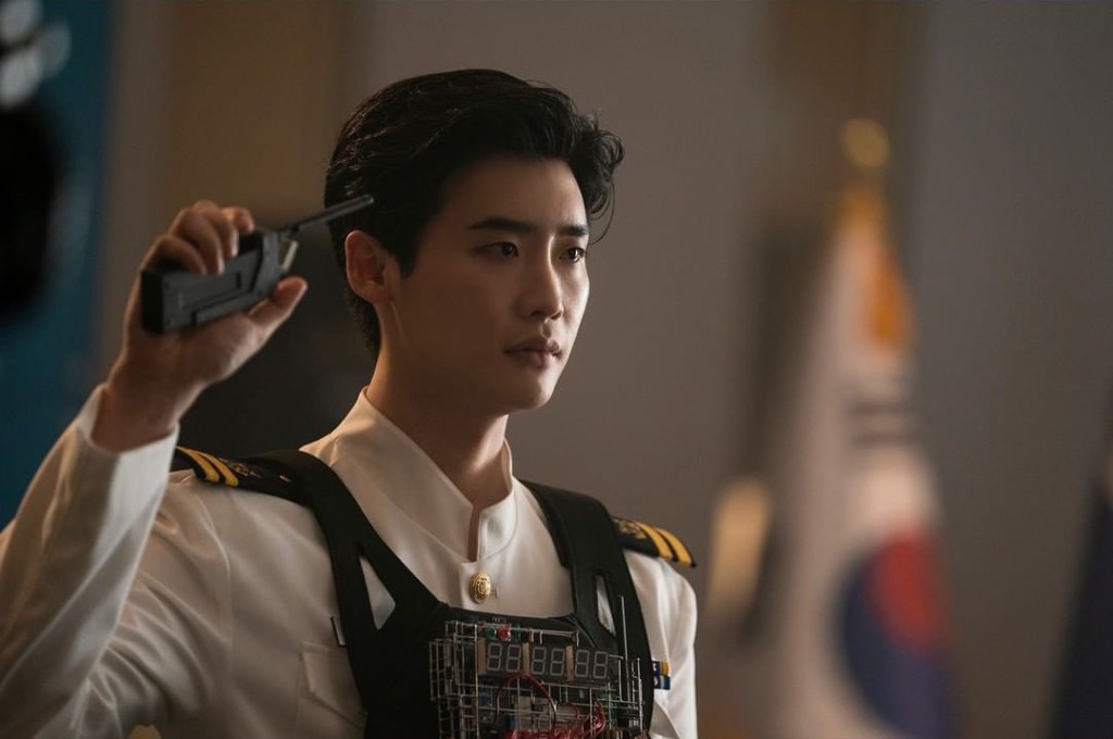 李钟硕在退伍后的电影《分贝恐袭》饰演海军上尉。