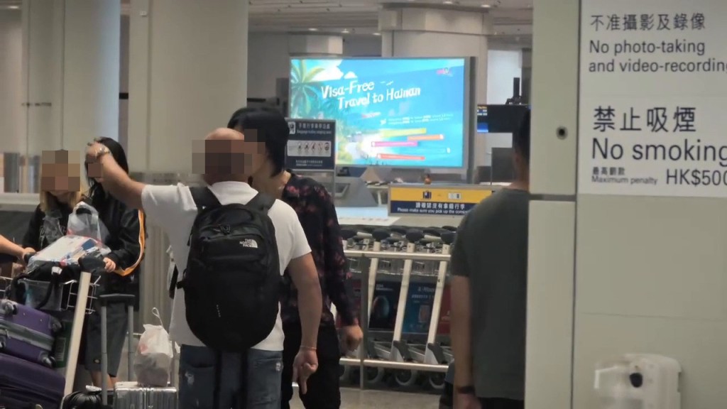 雙方吵架和推撞至中段,光頭佬疑似揚言報警,長 髮男後退,情況似有緩和跡象。但當光頭佬身旁女 童像說了一句話後,長髮男突然轉身唬嚇女童。Threads截圖 雙方吵架和推撞至中段,光頭佬疑似揚言報警,長 髮男後退,情況似有緩和跡象。但當光頭佬身旁女 童像說了一句話後,長髮男突然轉身唬嚇女童。Threads截圖