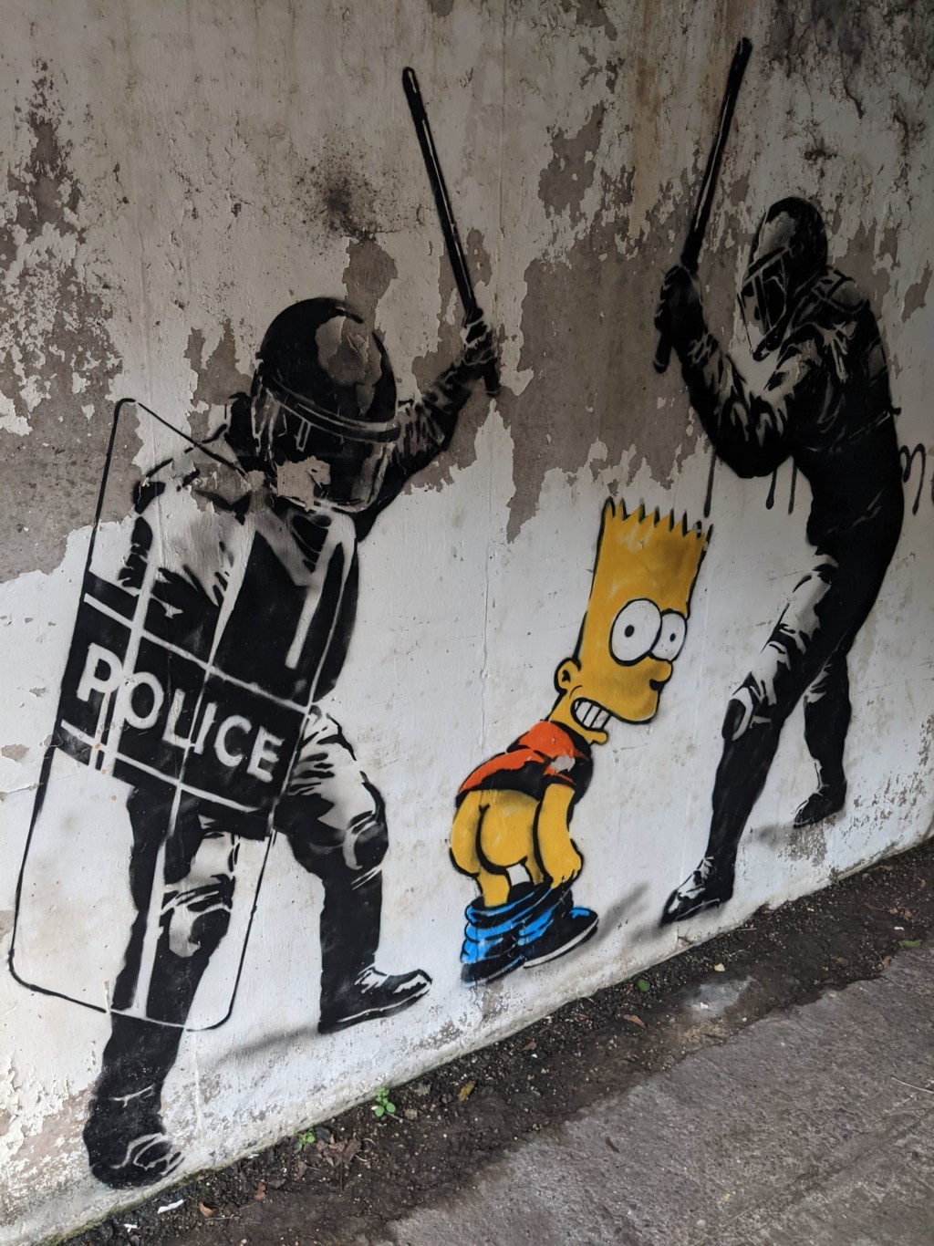 卡通人物Simpson向着兩名警察露股。 （網上圖片）