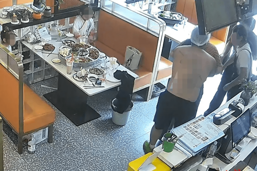 刘师傅接力施展哈姆立克法成功救人。 刘师傅接力施展哈姆立克法成功救人。