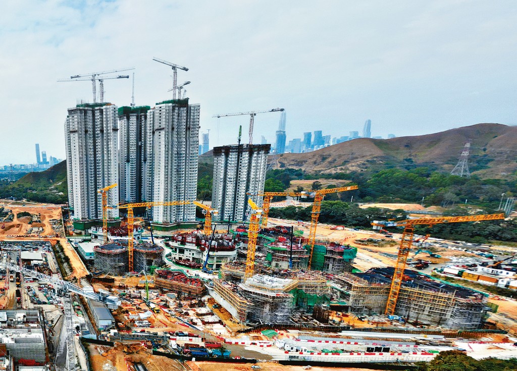 發展商對投地持觀望態度，以致政府對賣地採取更謹慎態度，預計將對一手私人住宅供應量產生滯後影響。