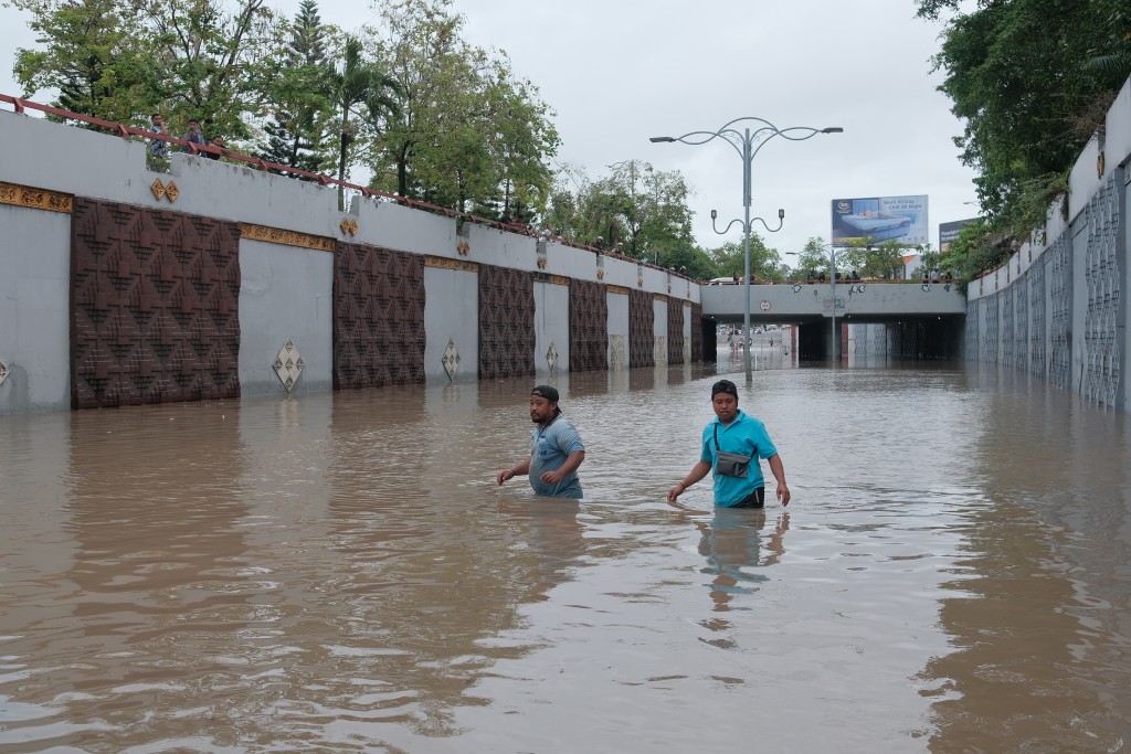 當地道路嚴重水浸。法新社