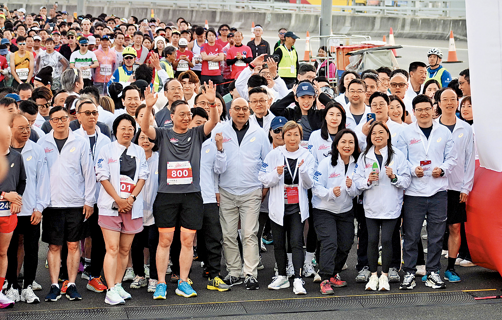 大會昨安排2公里榮譽盃，多名官員均有參加，包括林定國、鄧炳強、羅淑佩及曾國衞；另外，譚志源及江旻憓亦有參與。