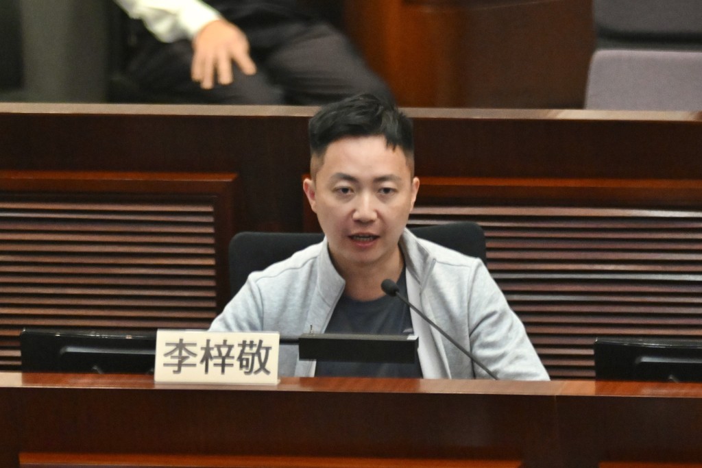 李梓敬關注政府會否以「一戶一社工」再向宏志閣的居民，作一個有方案的問卷調查。