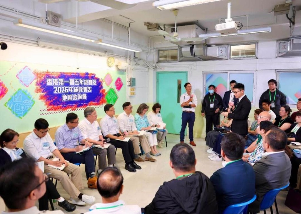 會上不少市民踴躍發言。李家超fb 會上不少市民踴躍發言。李家超fb