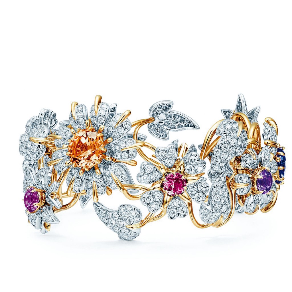 Fleurage花朵造型手鐲，最能體現招牌式的金綫環繞設計。