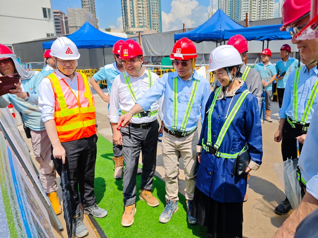 何永賢到啟德項目的地盤視察工程進度，地盤進度良好。何永賢fb