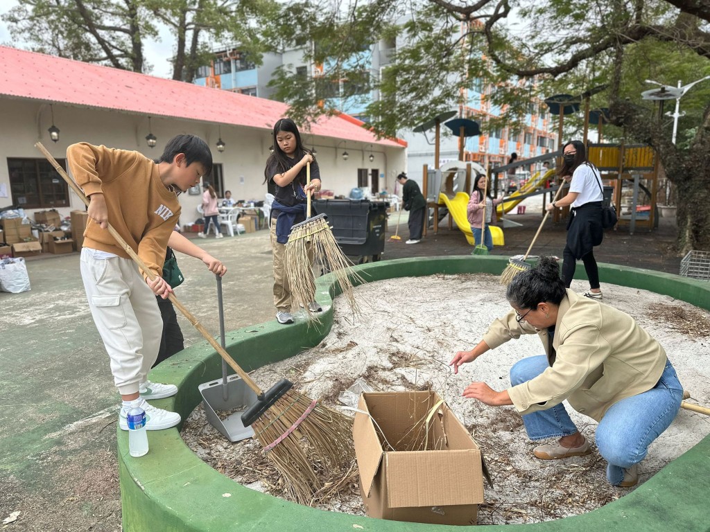 大埔宏福苑大火过后，陈沚抒将位于过渡性房屋旁边的校舍借出，更动员学校师生整理校舍，望为受影响的居民提供活动空间。