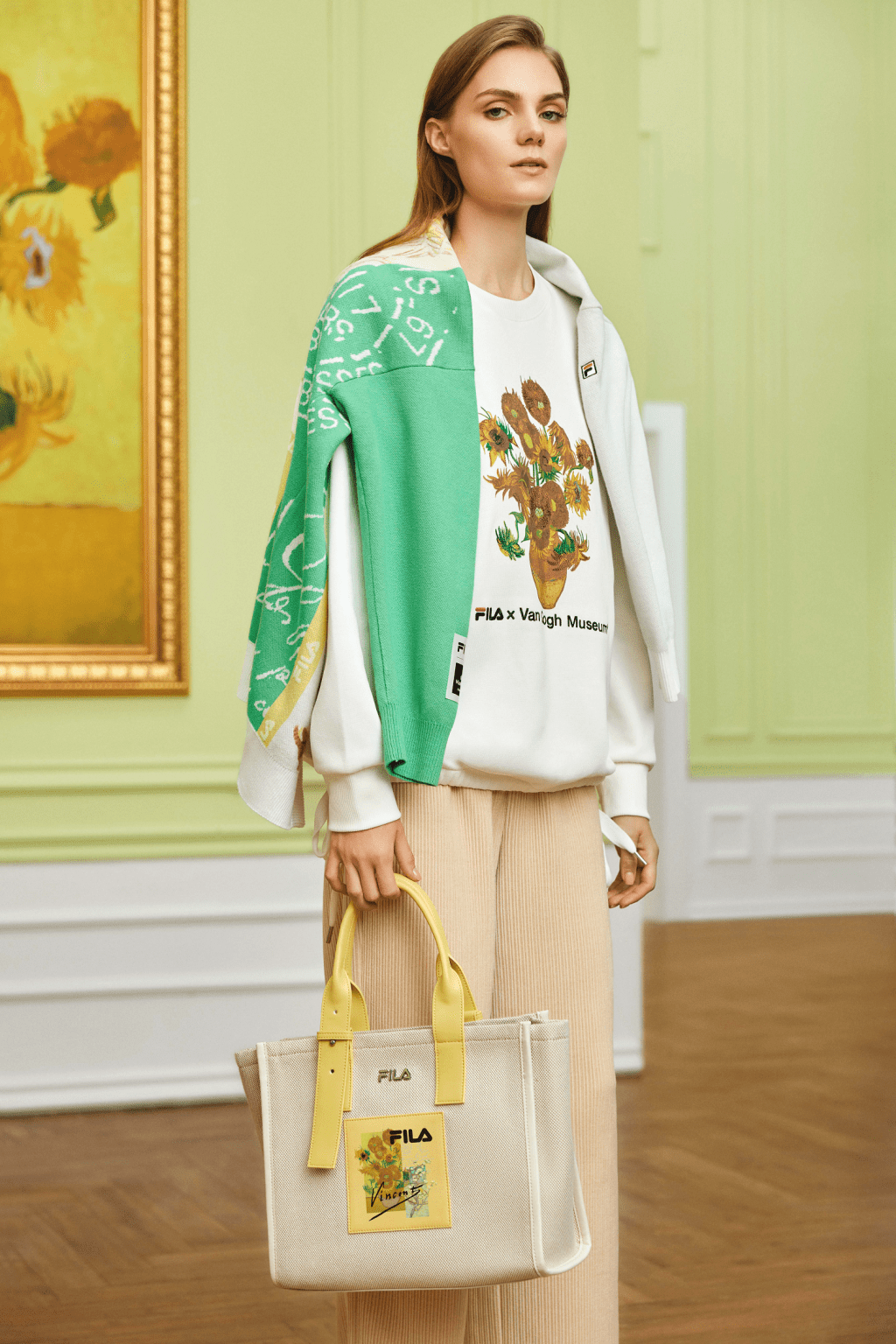 女裝衞衣及手袋上，可見以名畫《Sunflowers》為靈感創作的在向日葵圖案，恍如油畫的筆觸，為服飾添上藝術色彩。