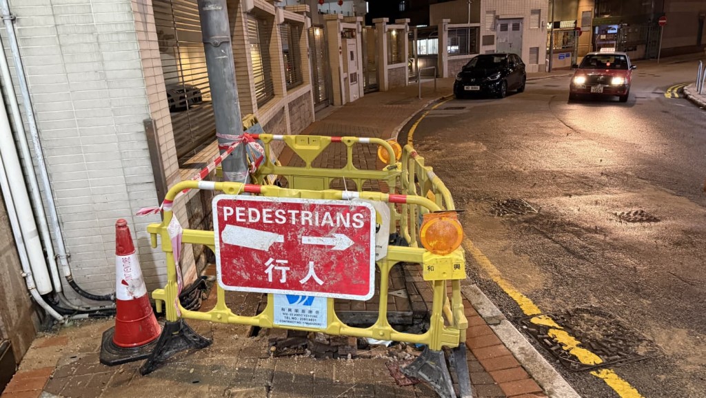 港島半山麥當勞道凌晨有地下鹹水管爆裂。蔡楚輝攝