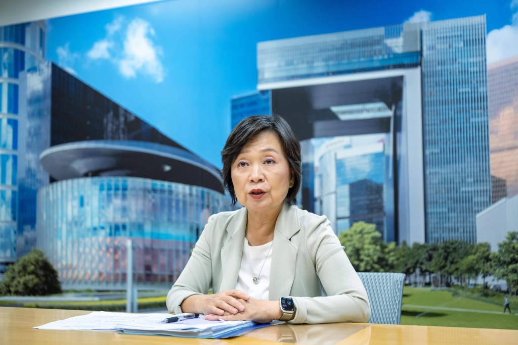 蔡若蓮表示,當局非常關注教科書價格問題,政府現時為有經濟困難的基層家庭提供書簿津貼。資料圖片 蔡若蓮表示,當局非常關注教科書價格問題,政府現時為有經濟困難的基層家庭提供書簿津貼。資料圖片