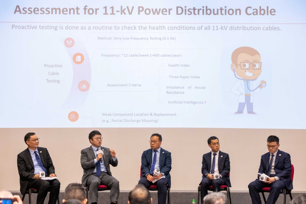 港燈輸配電科團隊分享工程專著編纂經驗,並介紹維持世界級供電可靠度的關鍵。 港燈輸配電科團隊分享工程專著編纂經驗,並介紹維持世界級供電可靠度的關鍵。