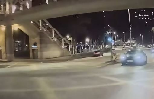 私家車沿紅梅谷路往獅子山隧道方向行駛。網上影片截圖