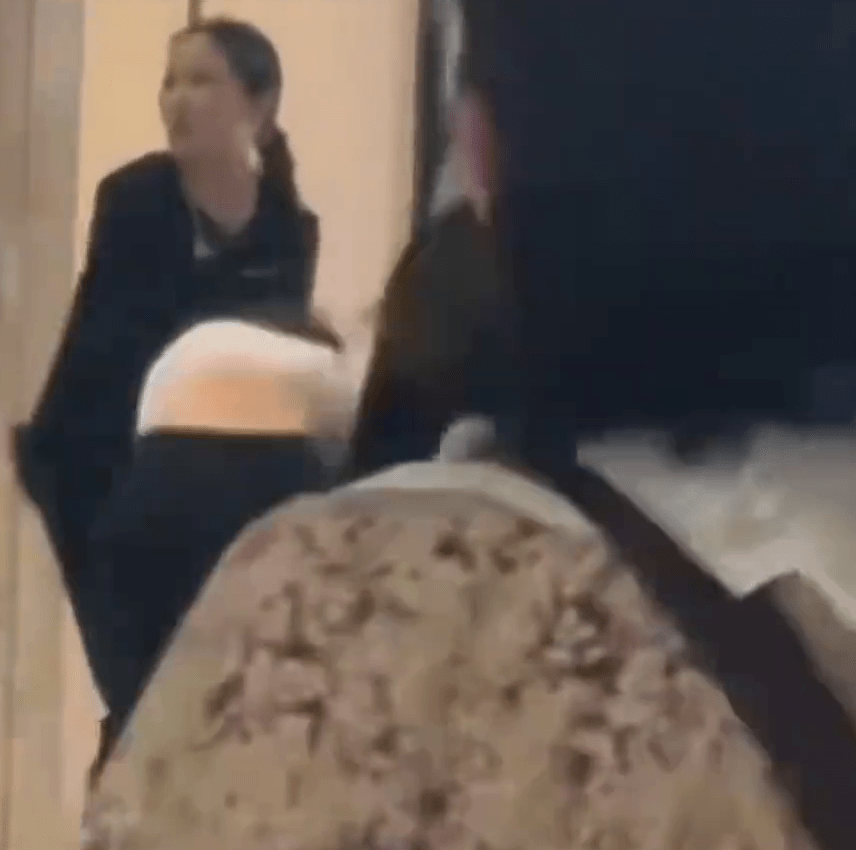 有穿黑衫的女子阻止雙方互毆。