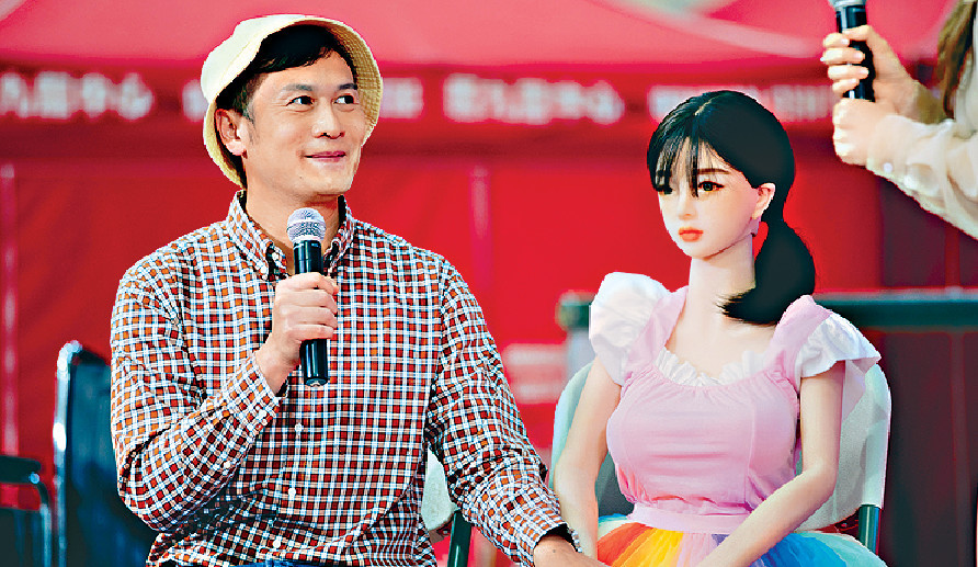 ■Aaron在《和解在後》演「妻子」是吹氣公仔Kiki的「David 1314」。 ■Aaron在《和解在後》演「妻子」是吹氣公仔Kiki的「David 1314」。