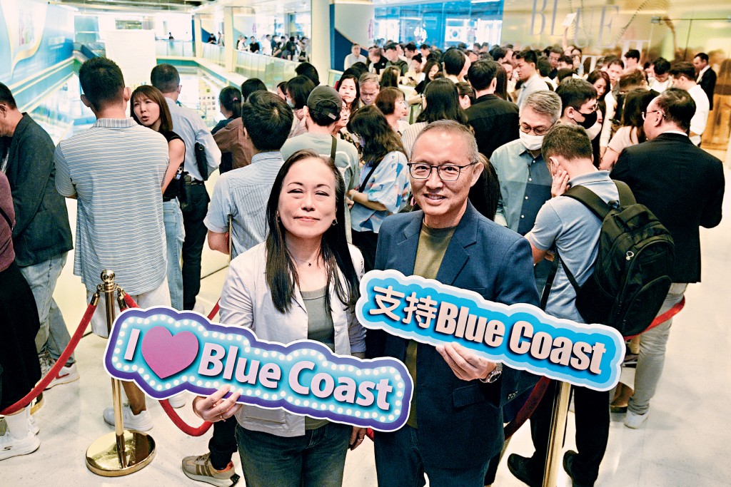 長實郭子威（右）表示，Blue Coast II連錄「破頂價」成交，足證市場有明顯回升趨勢。旁為楊桂玲。