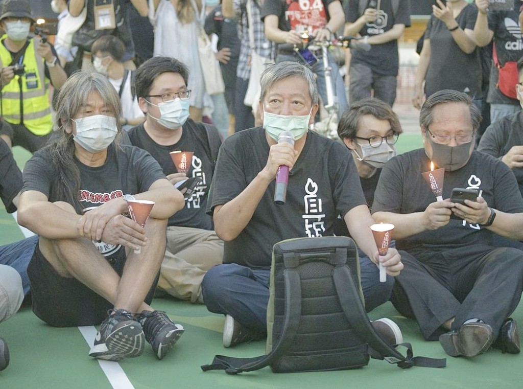 李卓人等人進入維園燃點燭光,以悼念六四。資料圖片