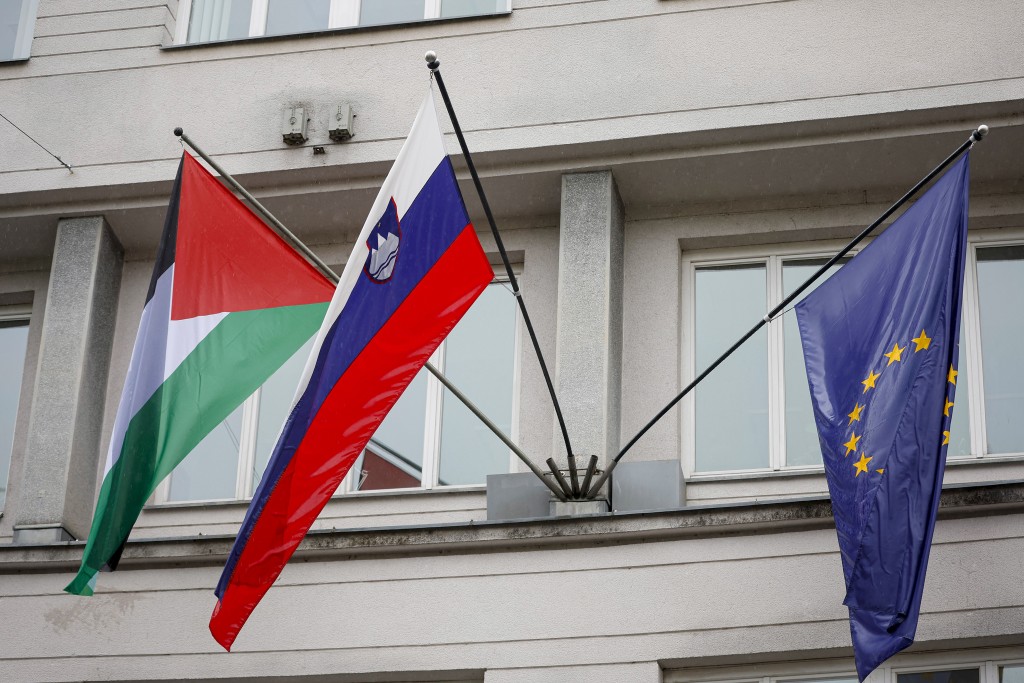 斯洛文尼亚政府建筑物挂上巴勒斯坦旗（左）。美联社