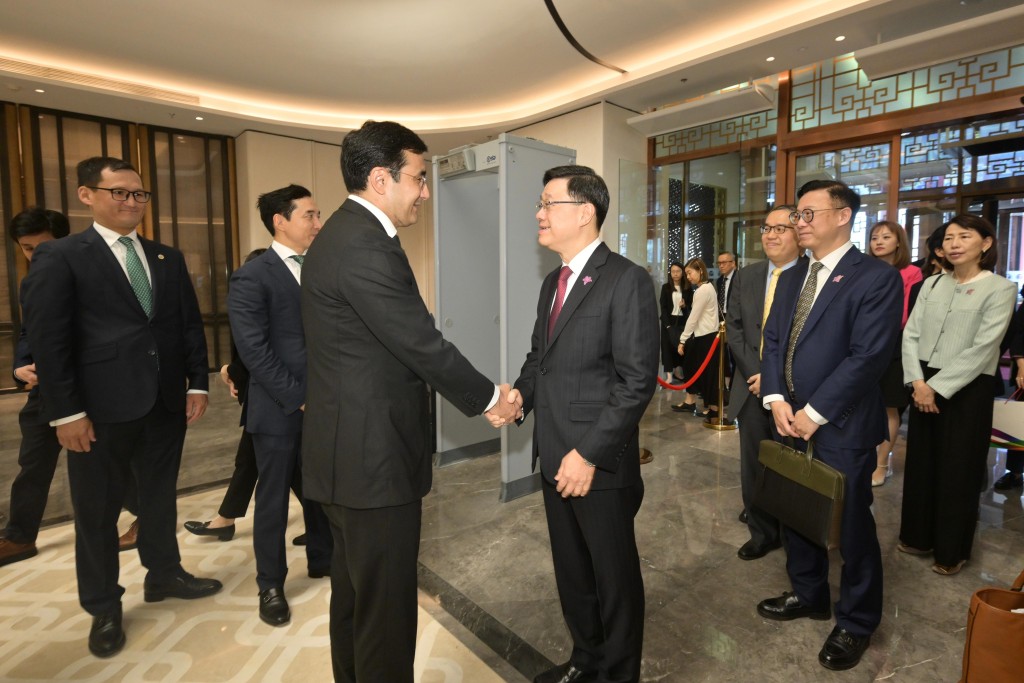 李家超(右)今日(阿斯塔納時間6月2日)在哈薩克斯坦阿斯塔納與拜特雷克國家投資控股公司進行會議,並與公司董事會主席卡拉戈伊申(左)會面。政府新聞處 李家超(右)今日(阿斯塔納時間6月2日)在哈薩克斯坦阿斯塔納與拜特雷克國家投資控股公司進行會議,並與公司董事會主席卡拉戈伊申(左)會面。政府新聞處