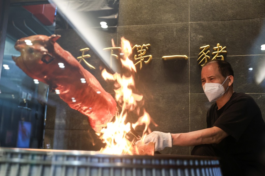 「粵藝館」師傅燒製招牌「即燒無花果天下第一豬」。 「粵藝館」師傅燒製招牌「即燒無花果天下第一豬」。