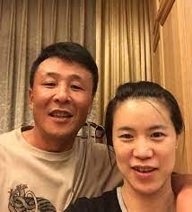 前中国乒乓球女将王楠，曾经叱吒球坛，她曾在运动员生涯时间患上甲状腺癌，幸好获男友房地产大亨郭斌陪伴才成功战胜病魔。两人在2010年诞下女儿，现时她已退役并致力于体育教学工作。