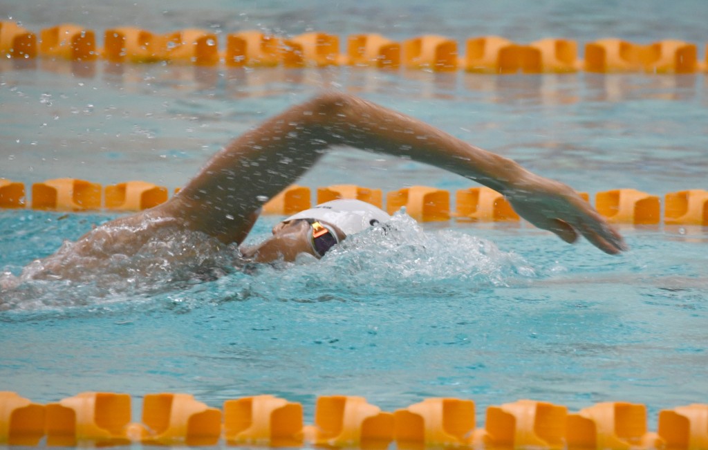 D1学界游泳赛， 喇沙中一生孙荗堃以2分00秒13打破男子C grade 200米自由泳纪录。 冯塱斐摄