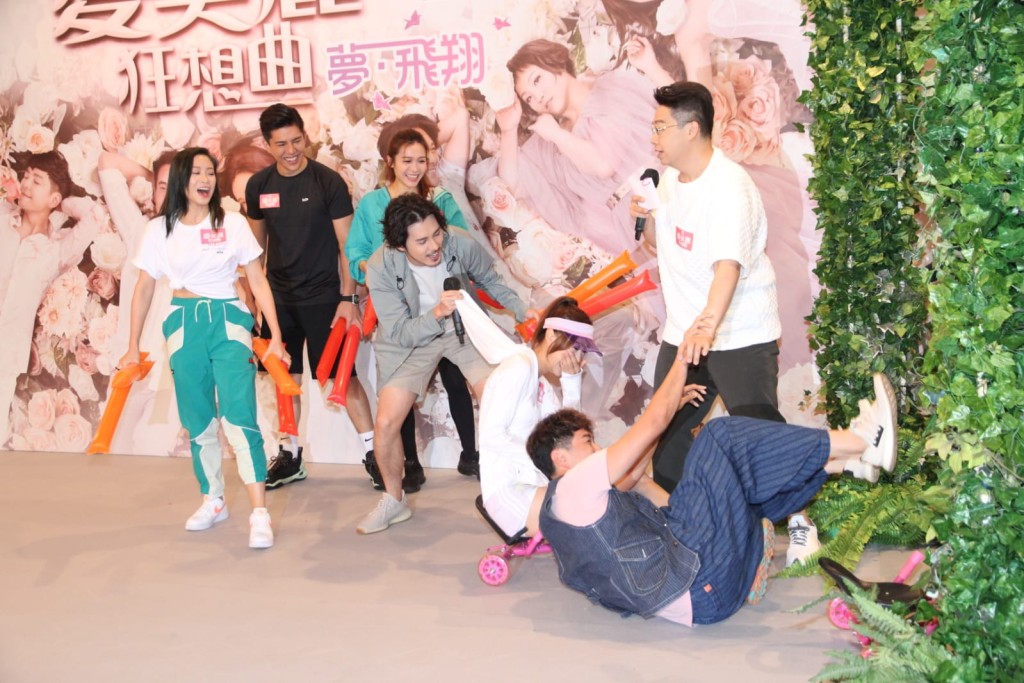遊戲環節中,Edwin成個Pat Pat跌落地,玩得好癲!