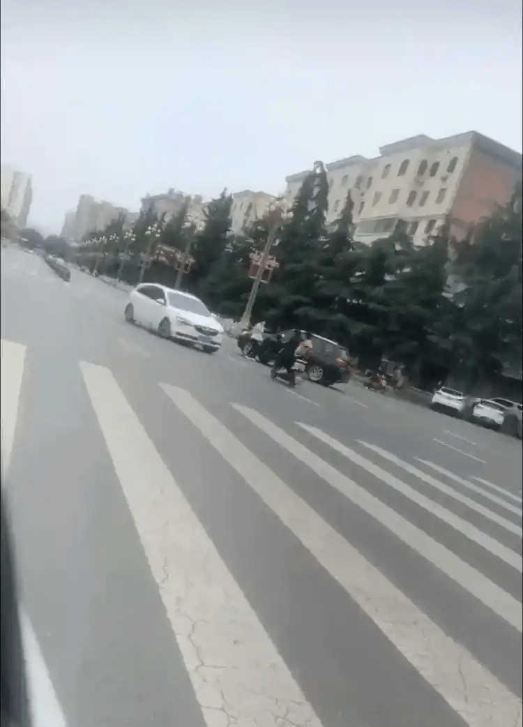 白色私家車撞向電動單車。 白色私家車撞向電動單車。