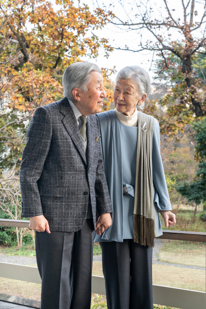 日本上皇明仁(左)與上皇后美智子(右)。美聯社 日本上皇明仁(左)與上皇后美智子(右)。美聯社