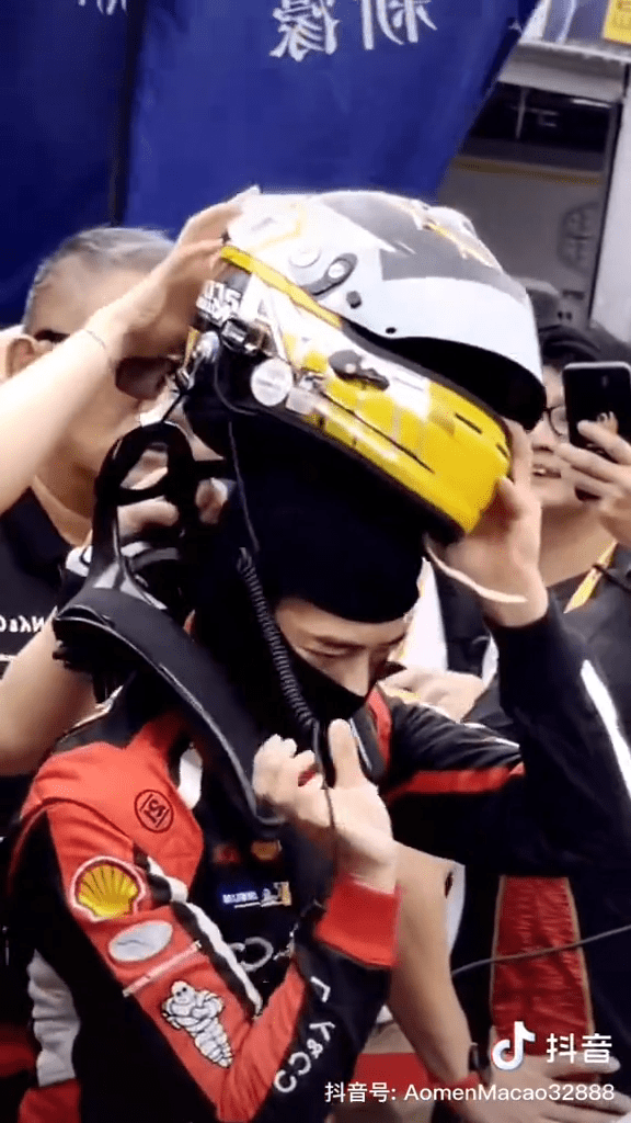 網上有多段郭富城賽車影片流出，連戴頭盔都有片段。