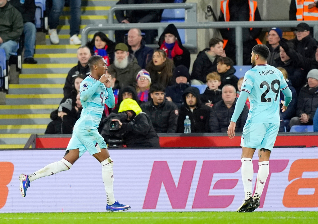 般尼7分鐘入3球。美聯社