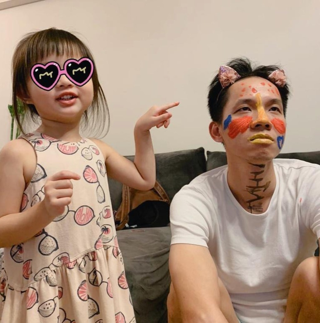 囡囡Giselle開心表情對比Alex的扁嘴樣，好搞笑。