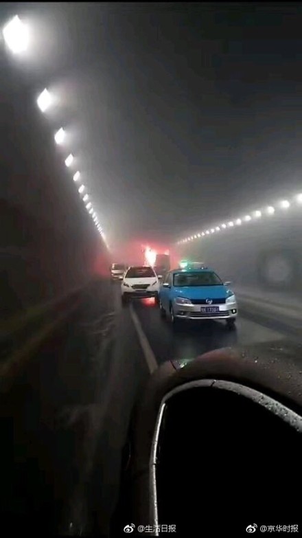 事發時隧道內有不少車輛。