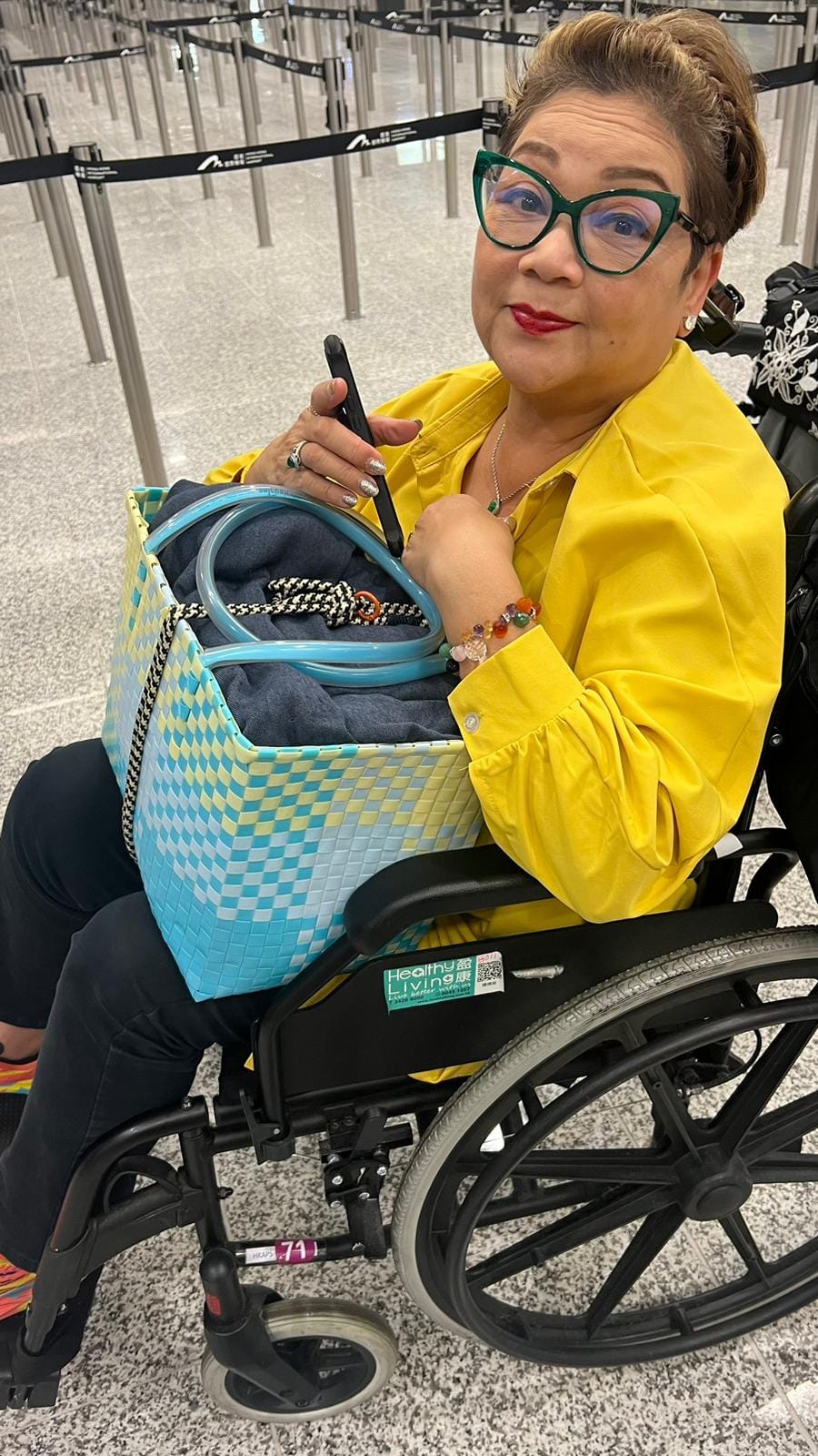 上月底肥妈坐轮椅的照片今晚在网上疯传，幸好她只是扭伤脚。