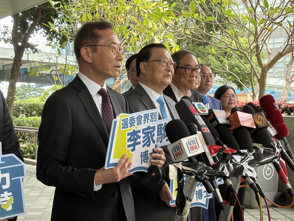 李家駒獲全國港澳研究會副會長譚耀宗等人支持。 李家駒獲全國港澳研究會副會長譚耀宗等人支持。