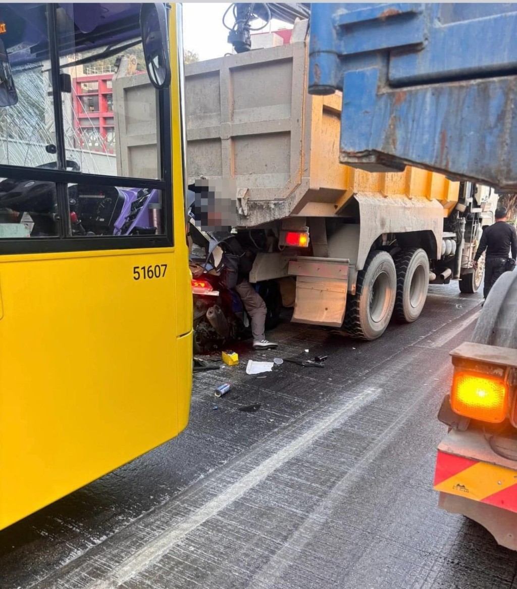 「文哥」被推前頭部壓向泥頭車尾。網圖