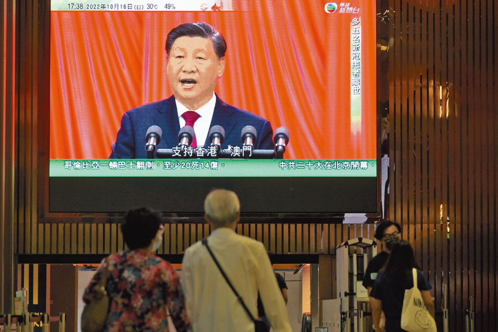商場大電視播放二十大新聞，港人駐足觀看。