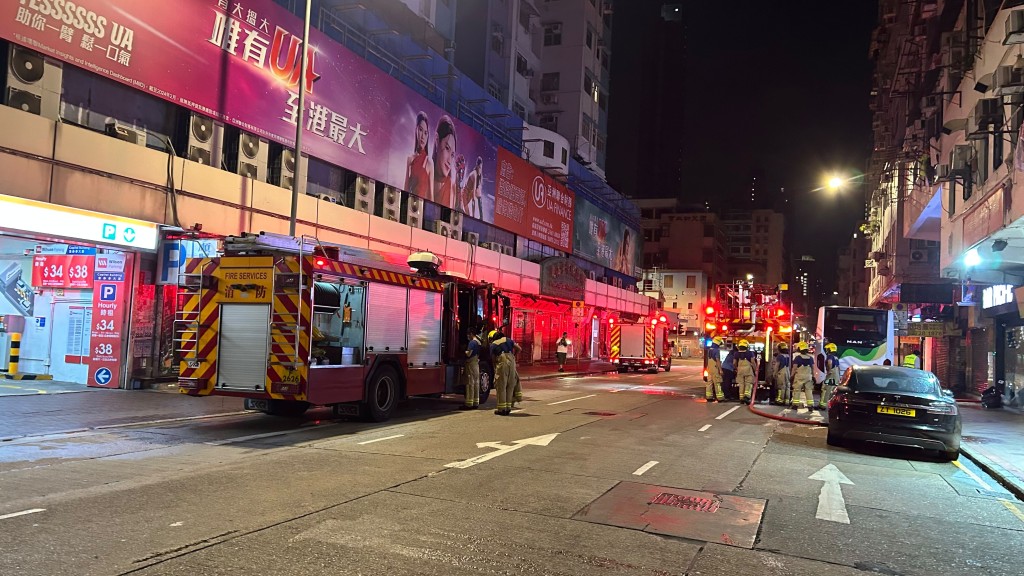 深水埗唐樓後樓梯雜物起火 消防開喉撲救元州街一度封路。蔡楚輝攝 深水埗唐樓後樓梯雜物起火 消防開喉撲救元州街一度封路。蔡楚輝攝