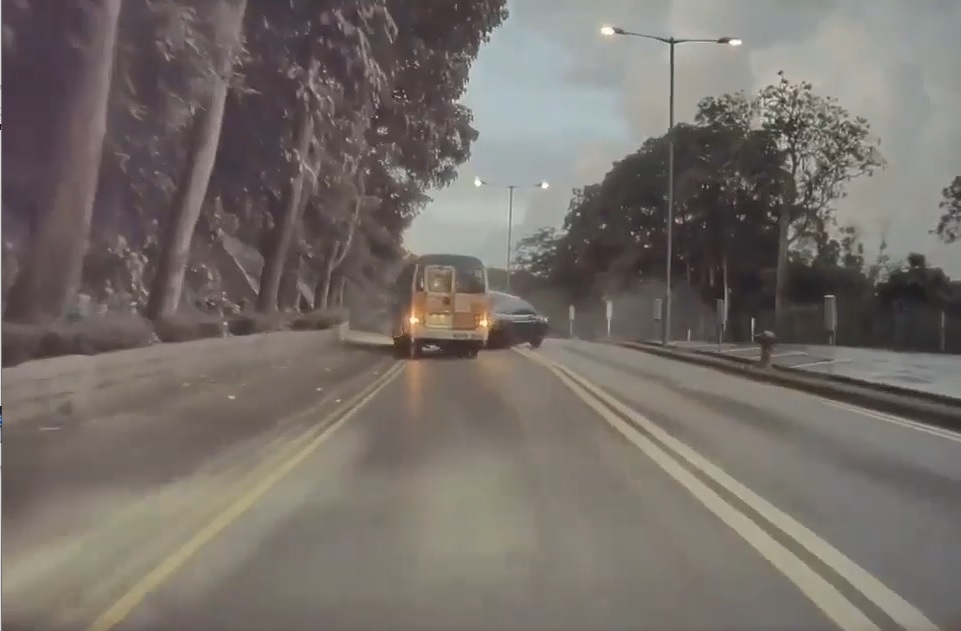 西贡公路往九龙方向发生交通意外，私家车打白鸽转撞倒对綫小巴。(影片截图)