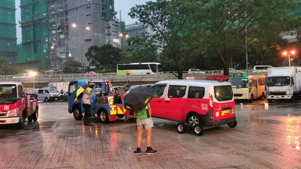 警方拖走涉案的士。