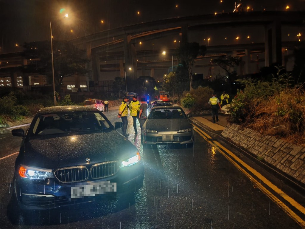 警方一連兩日在區內主要幹道設置路障及重點巡查酒吧區，截查可疑車輛及進行反超速行動，並向駕駛人士進行酒精呼氣測試，以打擊酒後及毒後駕駛。警方提供