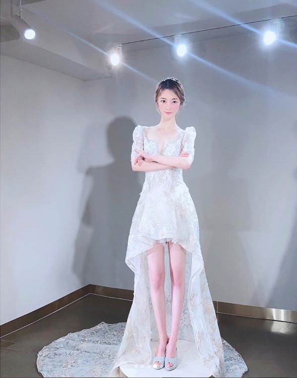 雅琳晒谷胸婚照。IG